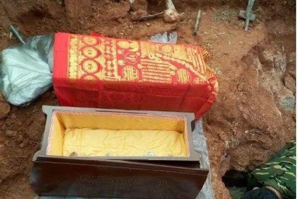 迁坟动土有什么讲究(迁坟动土四句) 迁坟动土有什么讲究(迁坟动土四句)