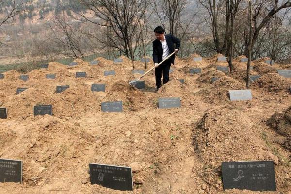 2023年闰二月能给坟填土吗