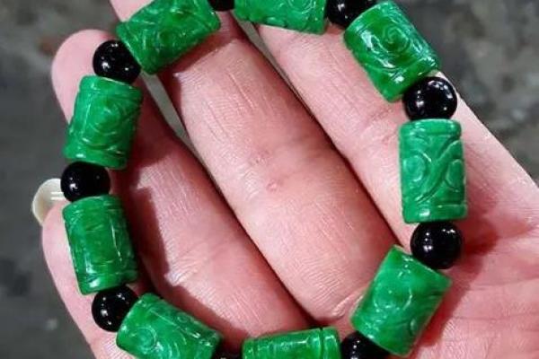 2025年属鸡的人适合佩戴什么饰品 2025年属鸡人幸运饰品推荐提升运势必备指南