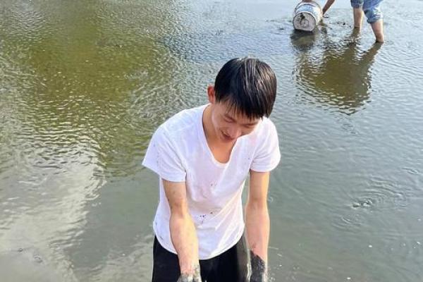 梦见抓鱼是什么征兆 梦见抓鱼是什么征兆