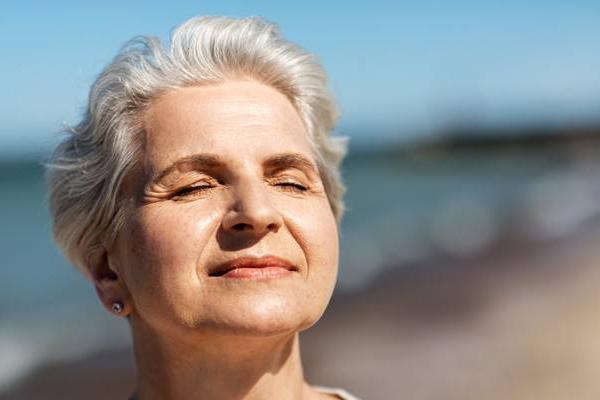45岁女人梦见自己头发全白 45岁女人梦见自己头发全白